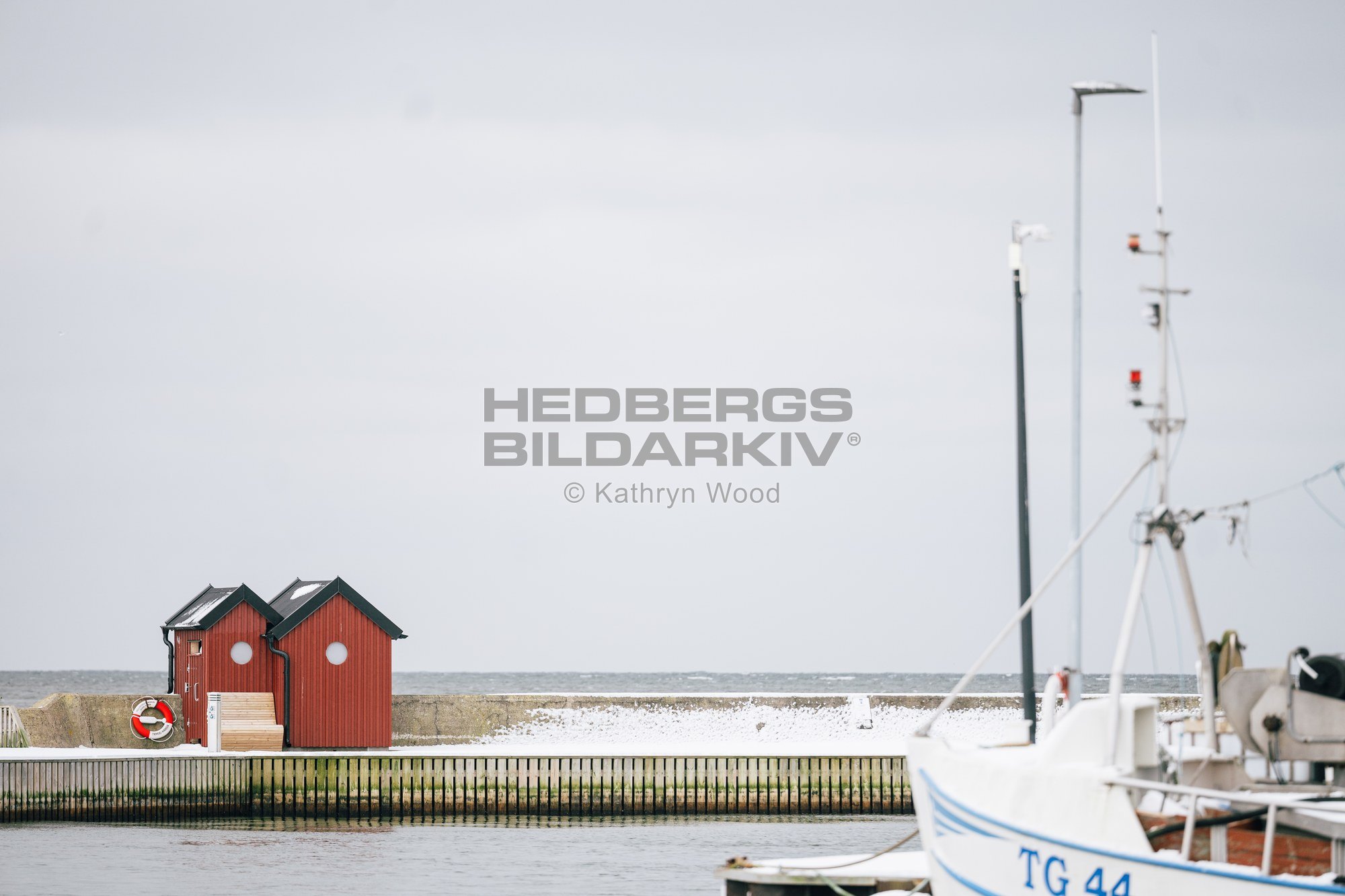 Röda hus vid vattnet